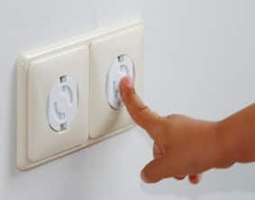 Safety 1st Secret Button Allzwecksicherung weiß große Knopfattrappe lenkt das Kind vom eigentlichen Öffnungsknopf ab Anbringung mit starkem Klebeband